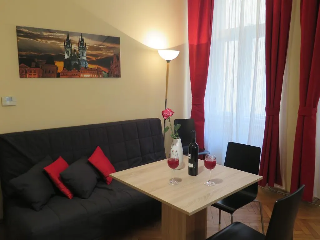 براغ Astronomical Clock Apartment
